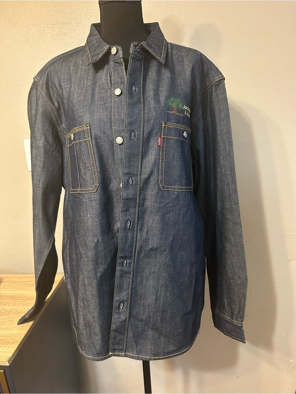Levis Mens Large Denim Work Shirt Embroidered Logo Dark Wash Workwear Blue L